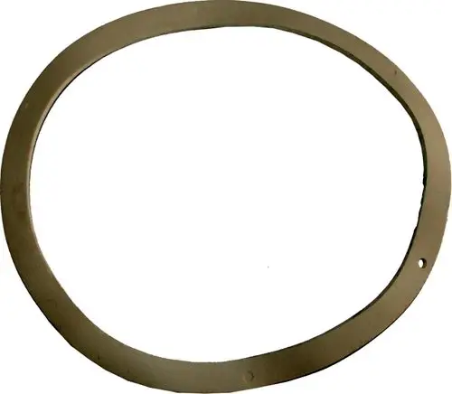 Dichtungsring für Ventilatorgehäuse, Motorseite, geeignet für Wolf-Geräte. Ovaler, flacher Ring mit Montageöffnungen und ohne erkennbare Maße.